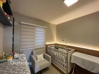 Quarto com cama e janela em um imóvel no Brasil.