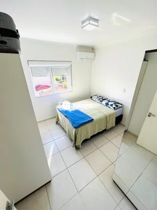 Quarto interno com cama e janela.