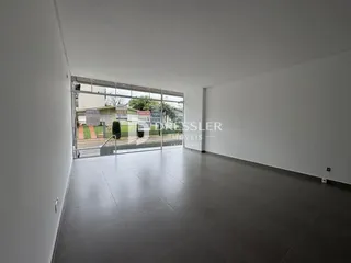 Ambiente interno de uma sala com porta de vidro.