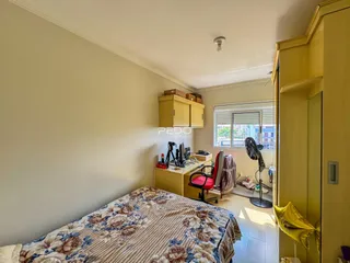Quarto com cama e guarda-roupa em um imóvel no Brasil.