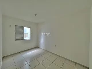Sala de estar com piso de cerâmica e janela em um imóvel.