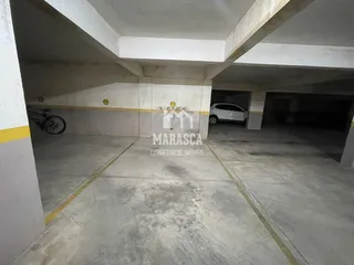 Vista de um corredor de concreto em uma área de estacionamento.