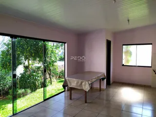 Quarto com porta de vidro dando vista para o jardim.