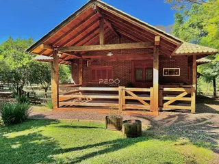 Fachada de casa em Lajeado, Brasil, com varanda e cerca de madeira.