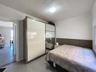 Quarto com guarda-roupas e cama em um apartamento.
