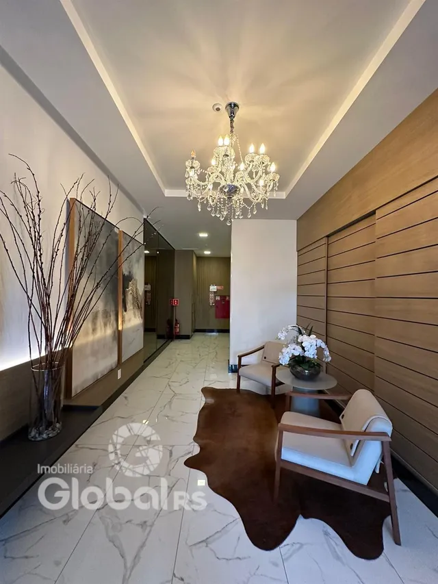 Hall de entrada com piso claro e painéis de madeira na residência.