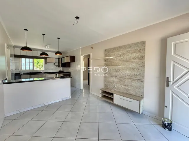 Ambiente de cozinha e sala de estar em um imóvel no Brasil.