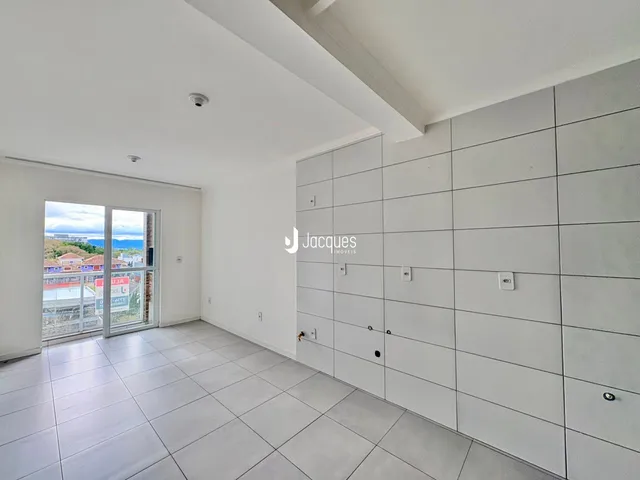 Ambiente interno com piso de cerâmica e paredes brancas.
