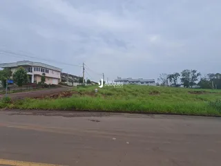 Vista externa de casas em Lajeado, Brasil, com vegetação em primeiro plano.