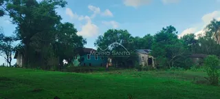 Fachada de uma residência em Lajeado, Brasil, cercada por vegetação densa.