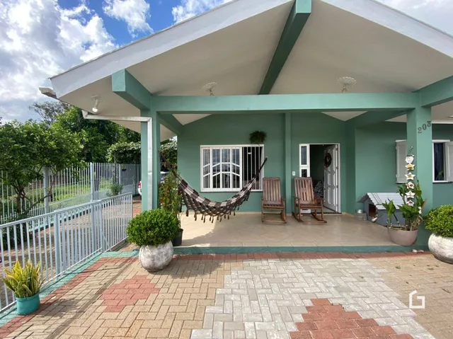 Fachada externa de uma residência em Lajeado, Brasil, com área coberta e piso de tijolos.