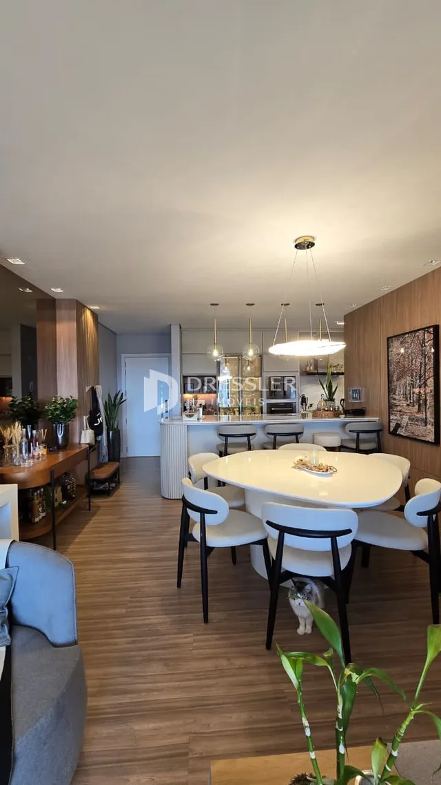 Interior de uma sala de jantar com mesa e cadeiras em um imóvel em Lajeado.