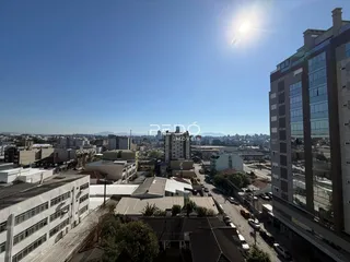 Vista aérea de uma área urbana em Lajeado, Brasil, mostrando edifícios residenciais e um arranha-céu.