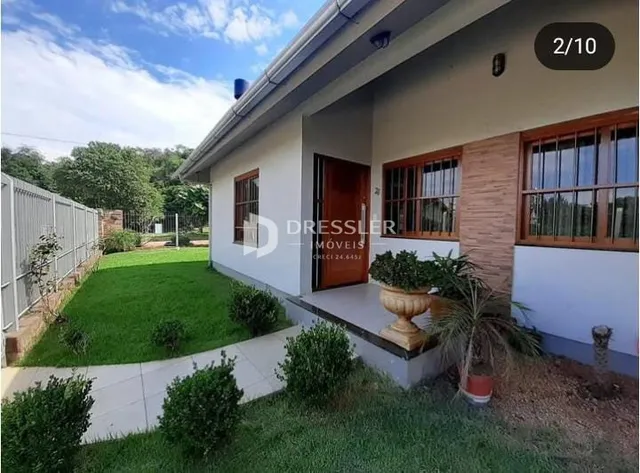 Fachada de uma residência em Lajeado, Brasil, com jardim gramado.
