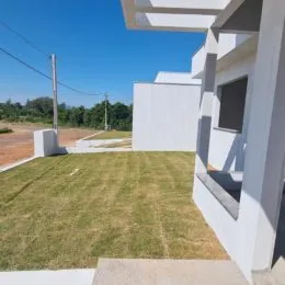 Foto de um gramado verde em uma área externa da propriedade.