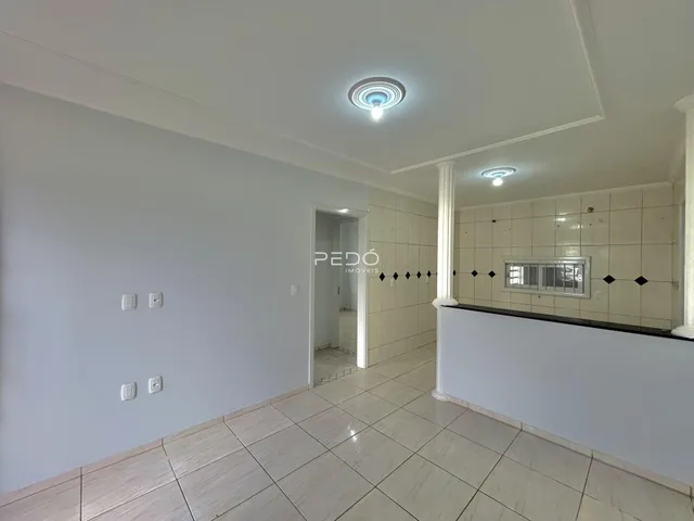 Interior de uma sala com piso de cerâmica clara.