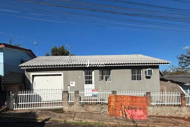 Fachada de uma casa em Lajeado, Brasil, com cerca branca.