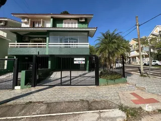 Fachada de uma casa em Lajeado, Brasil, com portão de ferro.