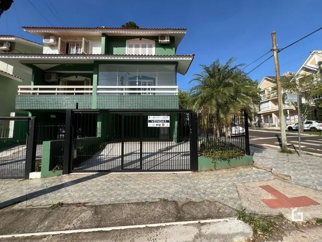 Fachada de uma casa em Lajeado, Brasil, com portão de ferro.