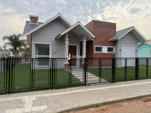 Fachada de uma casa residencial em Lajeado, Brasil com cerca e jardim.