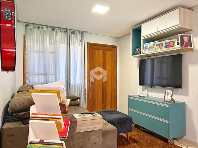 Sala de estar com sofá e porta de madeira em um imóvel no Brasil.