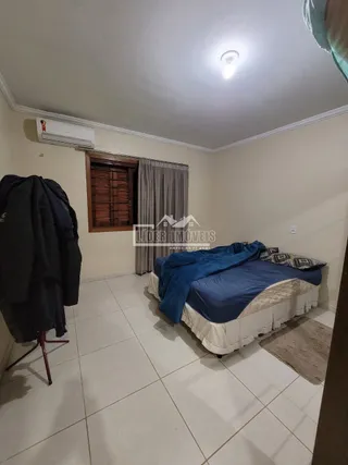 Quarto com cama azul e piso de cerâmica em Lajeado.