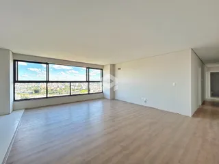Vista ampla de um ambiente interno com grandes janelas.