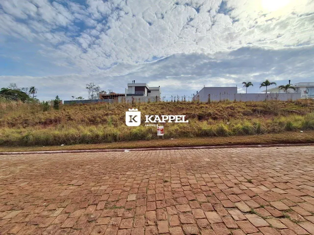 Vista externa de uma propriedade em Lajeado, com vegetação seca e um pátio de tijolos.