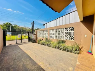 Vista da fachada de uma residência em Lajeado, Brasil, com portão e jardim.