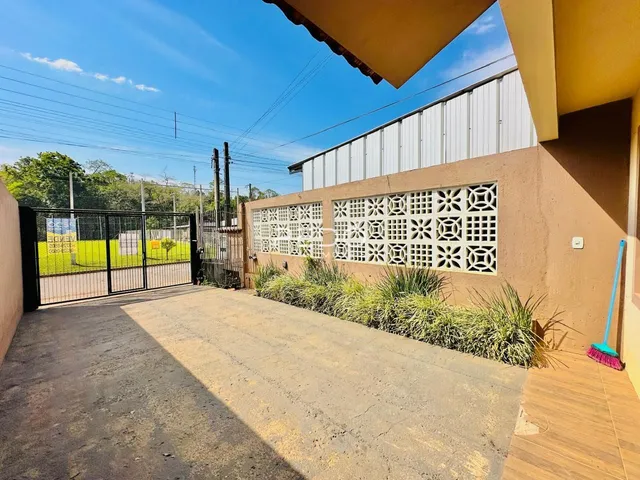 Vista da fachada de uma residência em Lajeado, Brasil, com portão e jardim.