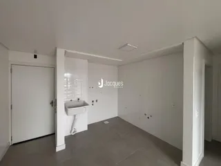 Foto de um banheiro interno com azulejos brancos e bancada de pia.