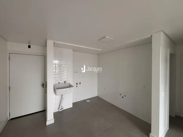 Foto de um banheiro interno com azulejos brancos e bancada de pia.