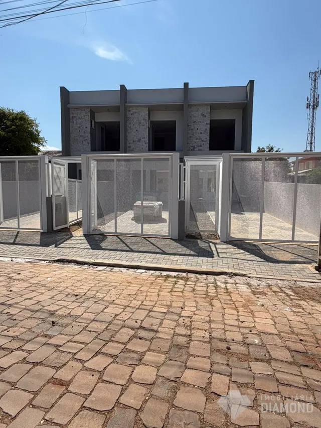 Fachada de uma casa moderna com estrutura de concreto e vidro em Lajeado, Brasil.