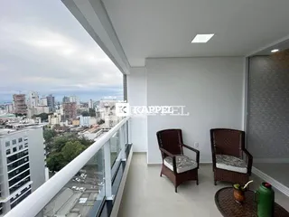 Uma vista panorâmica da cidade é visível a partir da varanda.