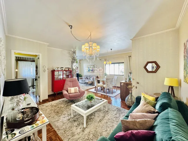 Sala de estar ampla com decoração clássica e móveis.