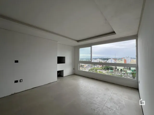 Ambiente interno com paredes brancas e piso de concreto.