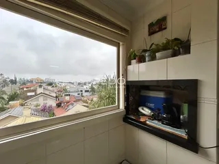 A janela exibe uma vista da paisagem urbana de Lajeado.