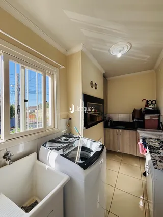 Foto interna de um ambiente com banheira e janela em uma residência.