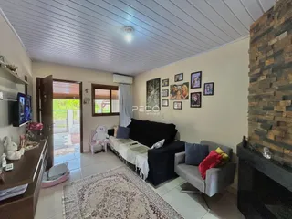 Quarto com cama e sofá em uma sala de estar bem iluminada.
