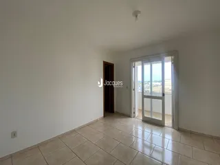 Ambiente interno de uma sala com piso de cerâmica e porta de vidro.