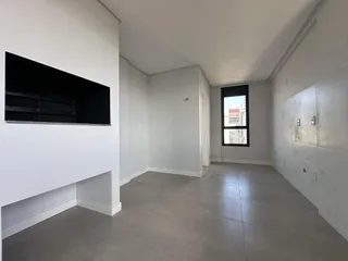 Sala de estar com paredes brancas e piso de concreto.
