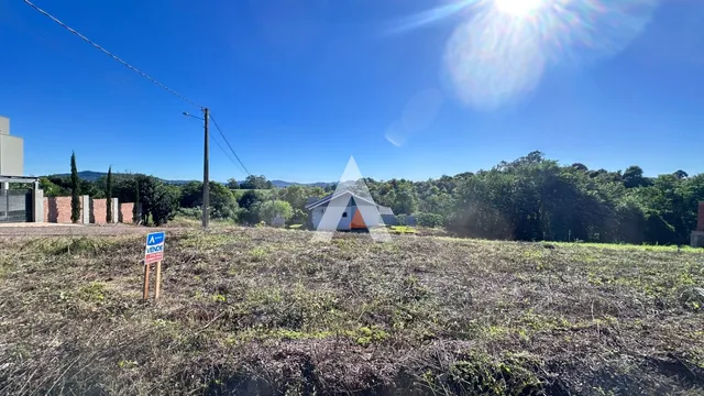 Vista externa de uma propriedade com vegetação no primeiro plano.