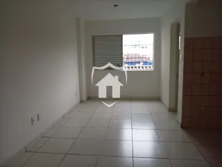 Hall de corredor com piso de cerâmica e parede branca em um imóvel em Lajeado.