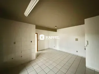 Foto de um ambiente interno com piso de cerâmica e paredes brancas.