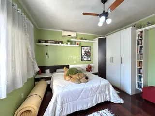 Quarto com armários embutidos e piso de madeira.