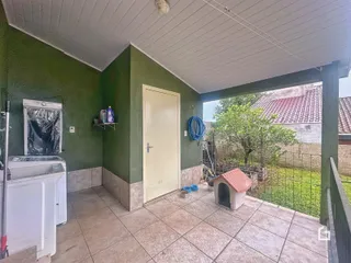 Foto de uma área externa com pátio e jardim adjacente a uma residência.
