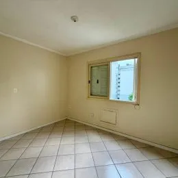Foto de um cômodo interno com piso de cerâmica e janela.