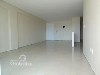 Interior de um espaço amplo com paredes brancas e piso claro.