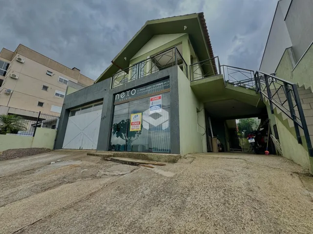 Fachada de uma residência com garagem e estrutura de dois andares em Lajeado.