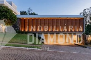 Casa com 4 dormitórios